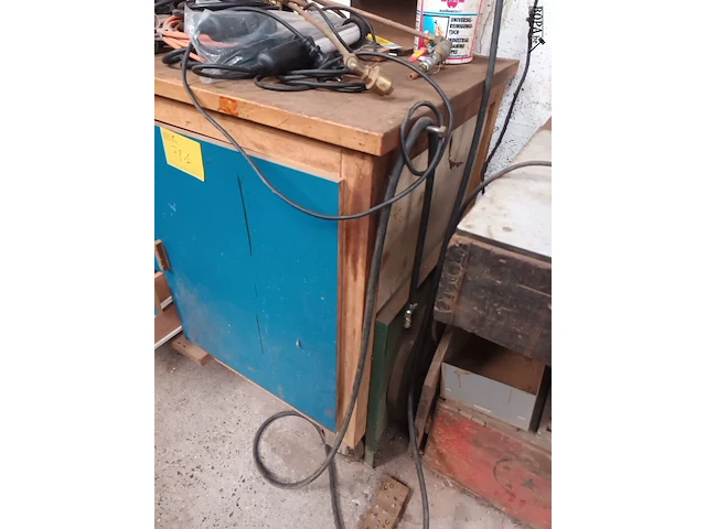 Lot 781 - houten werkbank met lades - afbeelding 2 van  3