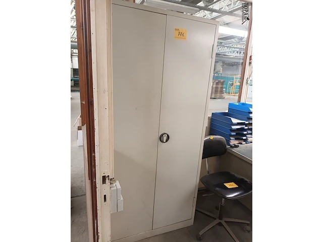 Lot 781 - metalen dossierkast met inhoud - afbeelding 1 van  2