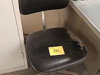 Lot 782 - vintage bureaustoel - afbeelding 1 van  2