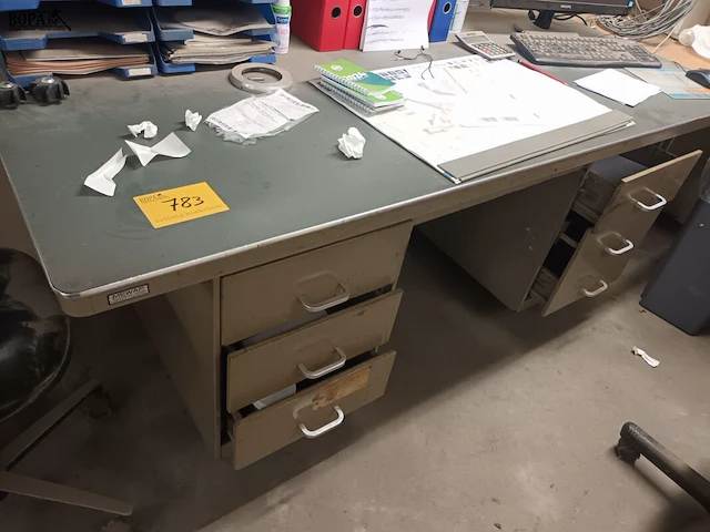 Lot 783 - metalen bureau met inhoud - afbeelding 1 van  3
