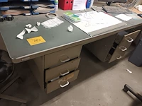Lot 783 - metalen bureau met inhoud - afbeelding 1 van  3