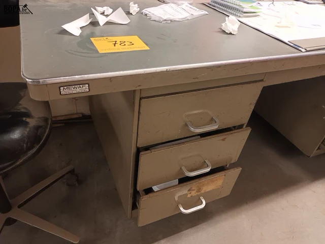 Lot 783 - metalen bureau met inhoud - afbeelding 2 van  3
