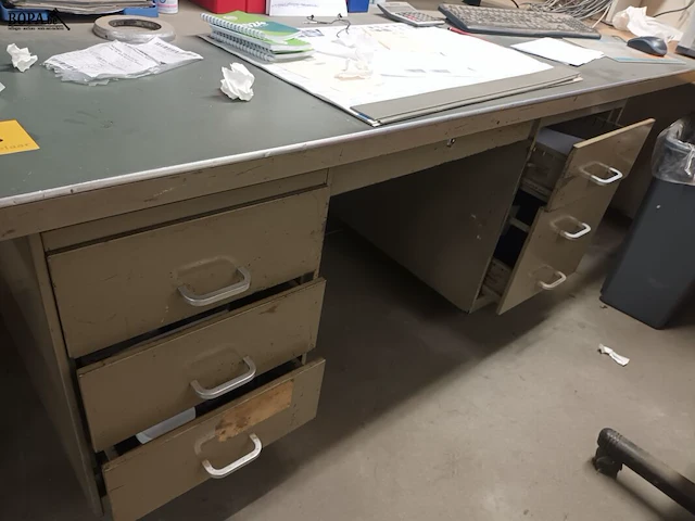 Lot 783 - metalen bureau met inhoud - afbeelding 3 van  3