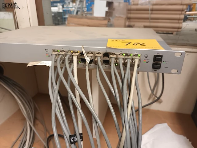 Lot 786 - unifi switch 24 - afbeelding 2 van  3