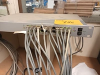 Lot 786 - unifi switch 24 - afbeelding 2 van  3