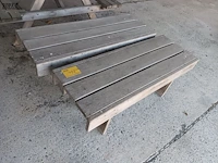 Lot 788 - houten bankje. 2 stuks - afbeelding 1 van  3