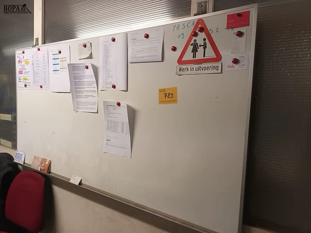Lot 789 - whiteboard - afbeelding 1 van  2