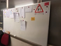 Lot 789 - whiteboard - afbeelding 1 van  2
