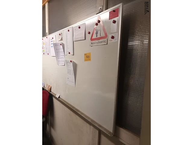 Lot 789 - whiteboard - afbeelding 2 van  2