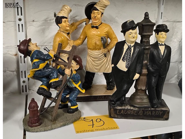 Lot 79 - beeldjes laurel & hardy 3 stuks - afbeelding 1 van  4