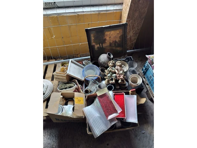 Lot 79 - decoratie materiaal - afbeelding 1 van  3