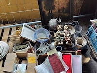 Lot 79 - decoratie materiaal - afbeelding 1 van  3