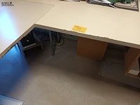 Lot 79 - hoekbureau - afbeelding 1 van  4