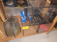 Lot 79 - lot winkel vitrines - afbeelding 1 van  4