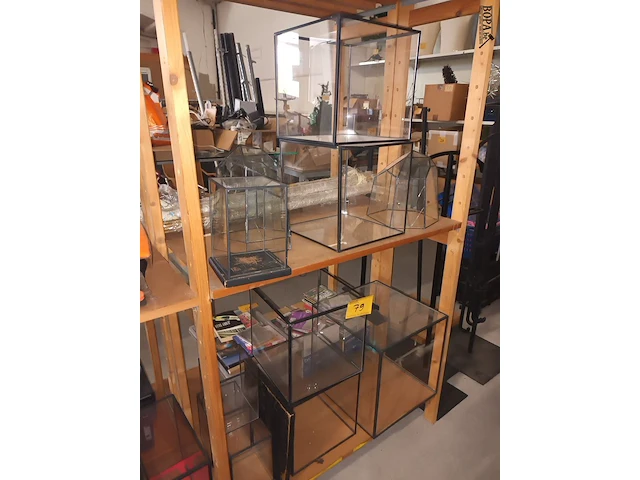 Lot 79 - lot winkel vitrines - afbeelding 2 van  4