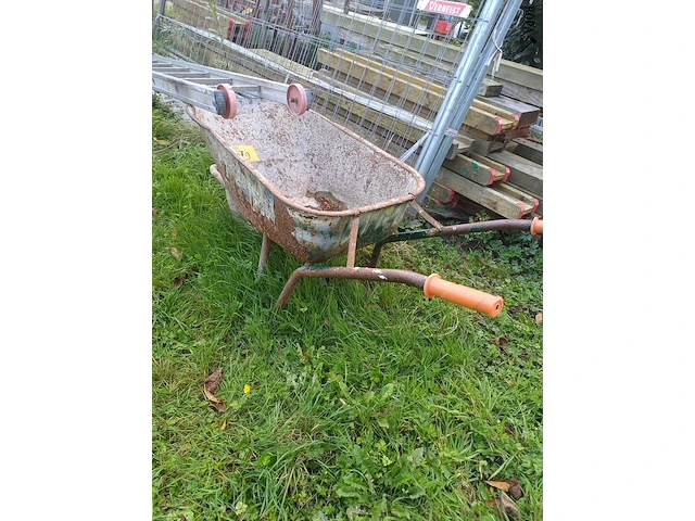 Lot 79 - metalen kruiwagen - afbeelding 1 van  3