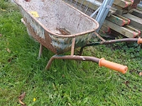 Lot 79 - metalen kruiwagen - afbeelding 1 van  3