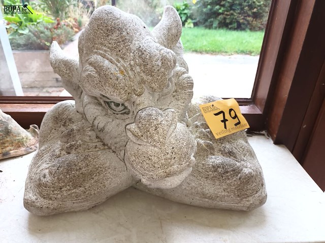 Lot 79 - tuinbeeld van draak in beton - afbeelding 2 van  4
