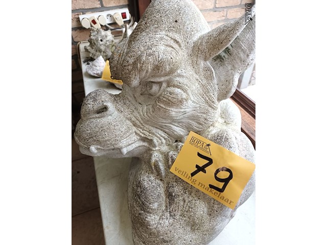 Lot 79 - tuinbeeld van draak in beton - afbeelding 3 van  4