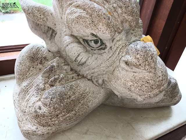 Lot 79 - tuinbeeld van draak in beton - afbeelding 4 van  4