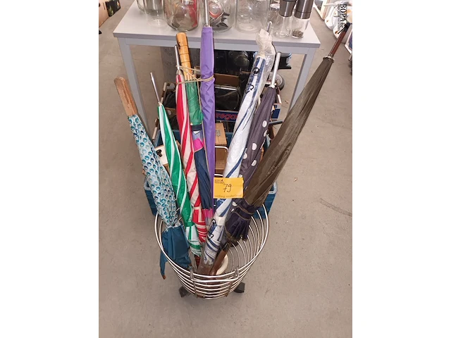 Lot 79 - wasmand en paraplu’s. 9 stuks - afbeelding 1 van  3