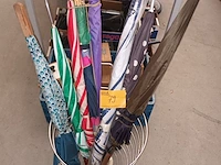 Lot 79 - wasmand en paraplu’s. 9 stuks - afbeelding 1 van  3