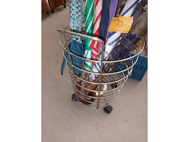 Lot 79 - wasmand en paraplu’s. 9 stuks - afbeelding 2 van  3
