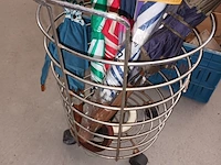 Lot 79 - wasmand en paraplu’s. 9 stuks - afbeelding 2 van  3