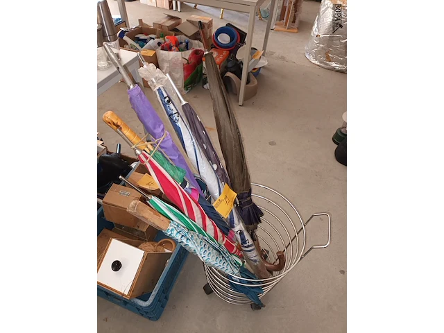 Lot 79 - wasmand en paraplu’s. 9 stuks - afbeelding 3 van  3