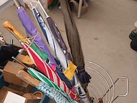 Lot 79 - wasmand en paraplu’s. 9 stuks - afbeelding 3 van  3