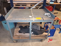 Lot 79 - werktafel op wielen - afbeelding 1 van  3