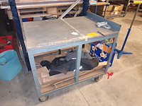 Lot 79 - werktafel op wielen - afbeelding 2 van  3