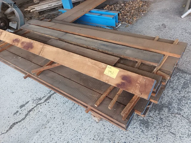 Lot 792 - houten planken - afbeelding 1 van  3