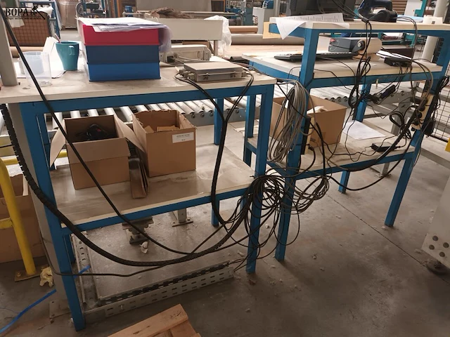 Lot 794 - metalen werkpost tafel. 2 stuks - afbeelding 4 van  4