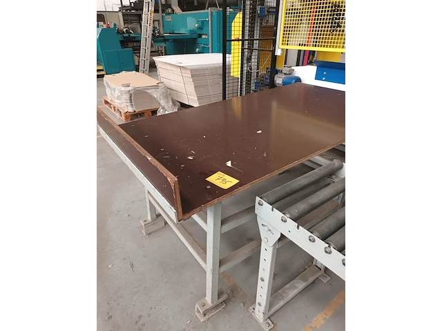Lot 795 - schuine verpakkingstafel - afbeelding 1 van  4
