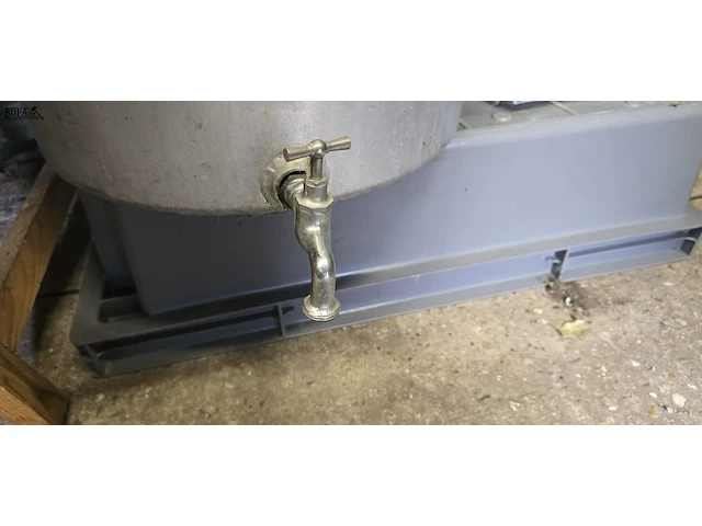 Lot 8 - aluminium pot met aflaatkraan - afbeelding 2 van  2