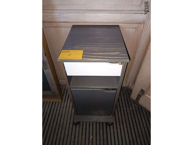 Lot 8 - bijzetkastje - afbeelding 1 van  3