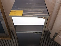Lot 8 - bijzetkastje - afbeelding 1 van  3