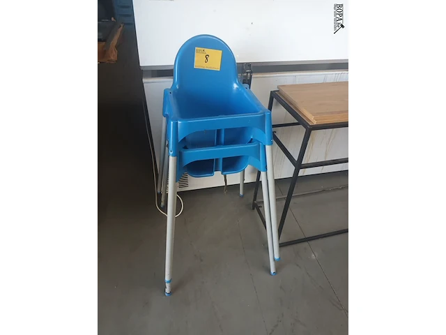 Lot 8 - blauwe pvc kinderstoel. 2 stuks - afbeelding 1 van  3