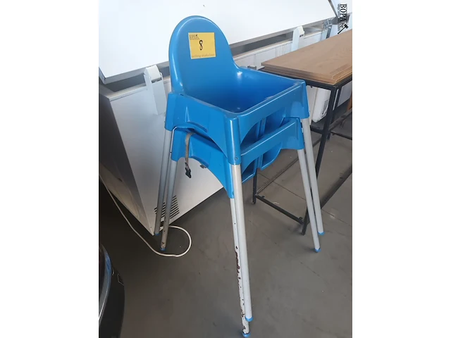 Lot 8 - blauwe pvc kinderstoel. 2 stuks - afbeelding 2 van  3