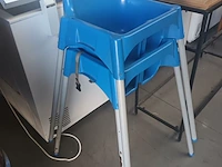 Lot 8 - blauwe pvc kinderstoel. 2 stuks - afbeelding 2 van  3