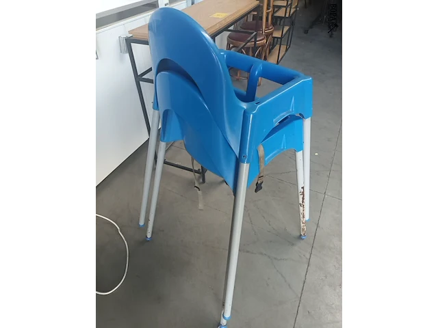 Lot 8 - blauwe pvc kinderstoel. 2 stuks - afbeelding 3 van  3