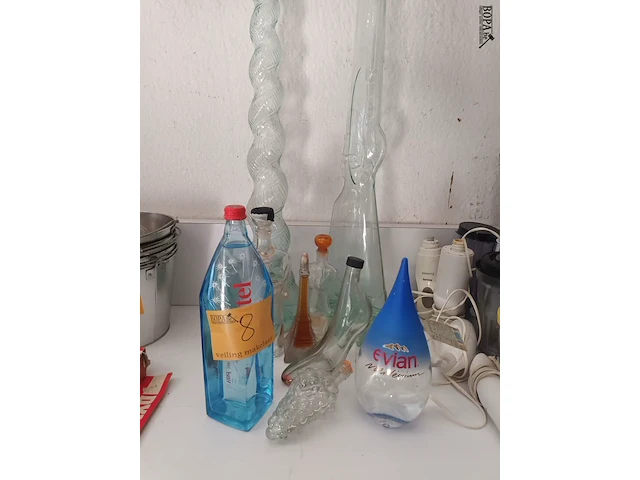 Lot 8 - decoratieve verzamel flessen. 9 stuks - afbeelding 1 van  5