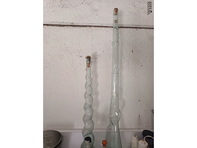 Lot 8 - decoratieve verzamel flessen. 9 stuks - afbeelding 2 van  5