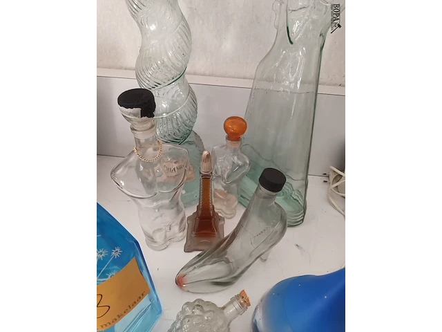Lot 8 - decoratieve verzamel flessen. 9 stuks - afbeelding 3 van  5