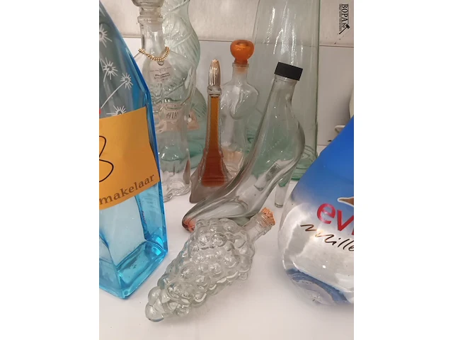 Lot 8 - decoratieve verzamel flessen. 9 stuks - afbeelding 4 van  5