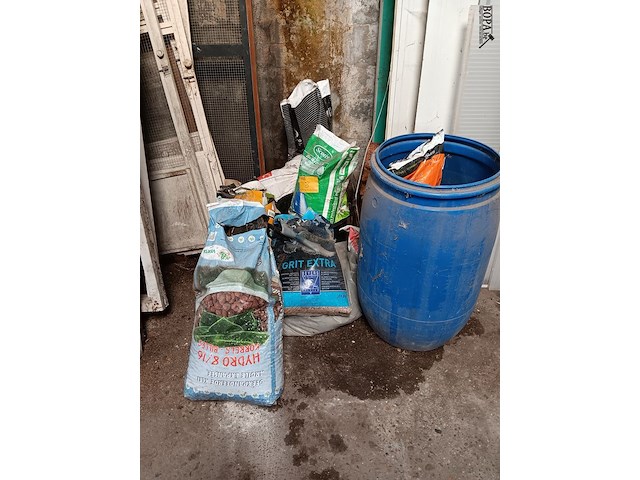 Lot 8 - diverse strooimaterialen voor tuin - afbeelding 1 van  4