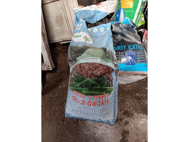 Lot 8 - diverse strooimaterialen voor tuin - afbeelding 2 van  4