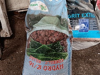 Lot 8 - diverse strooimaterialen voor tuin - afbeelding 2 van  4