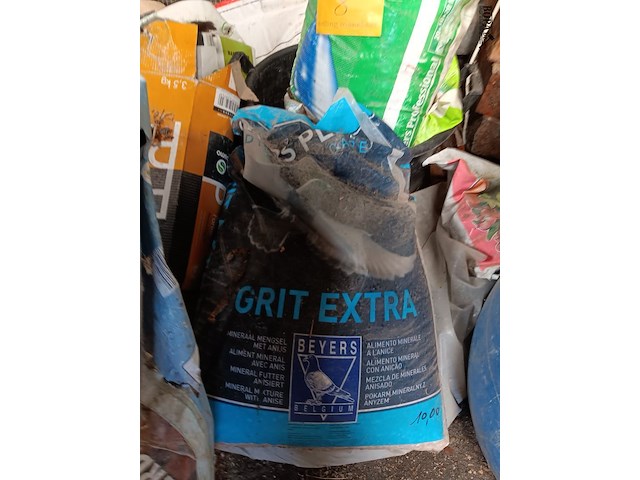 Lot 8 - diverse strooimaterialen voor tuin - afbeelding 3 van  4